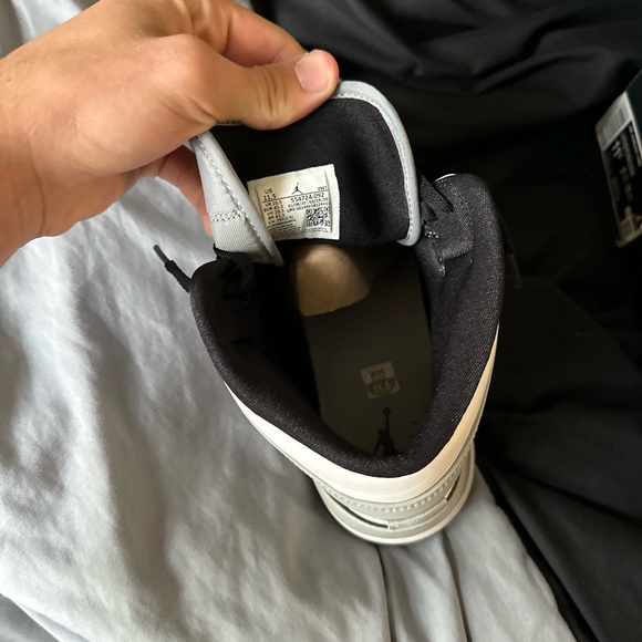 Air Jordan 1 mids main image 5